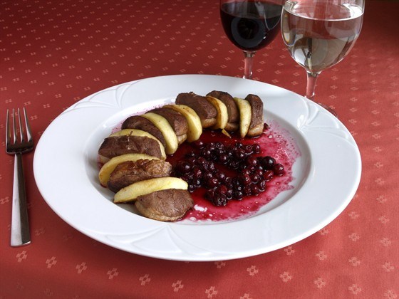 Утка с яблоками и брусничным соусом