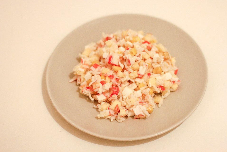 Крабовый салат с яблоками и рисом