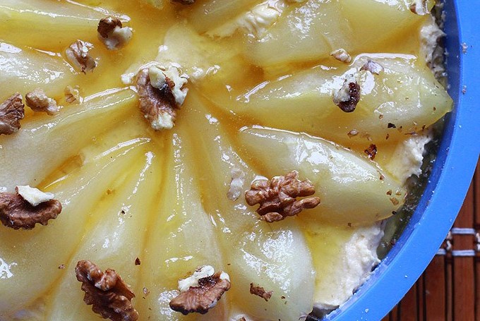 Пирог с карамелизованными грушами