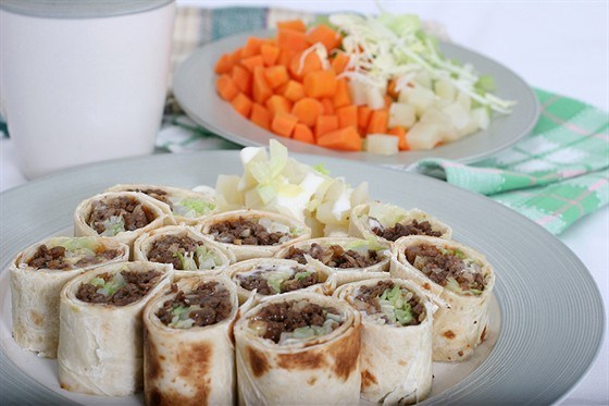 Тортильи с мягким сыром, говядиной и сельдереем