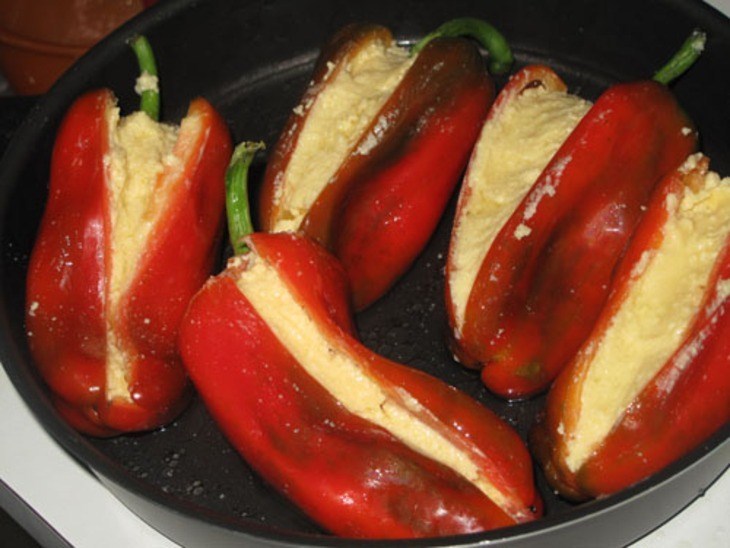 Перец, фаршированный брынзой и помидорами