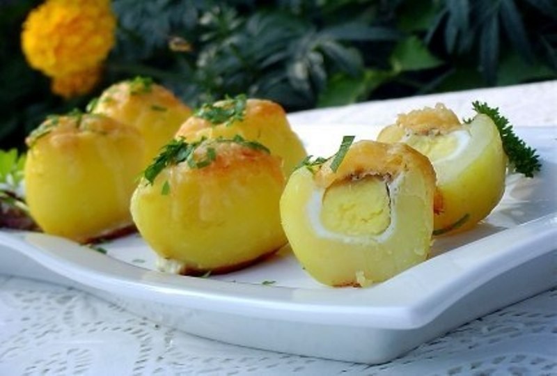 Перепелиные яйца, запеченные в картофеле