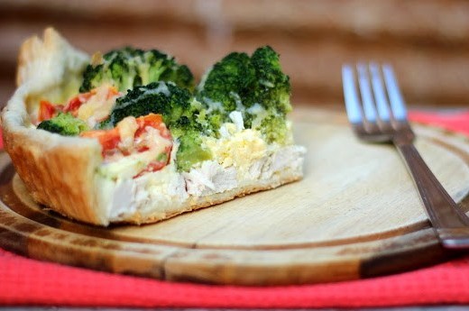 Слоеный пирог с курицей, брокколи и черри
