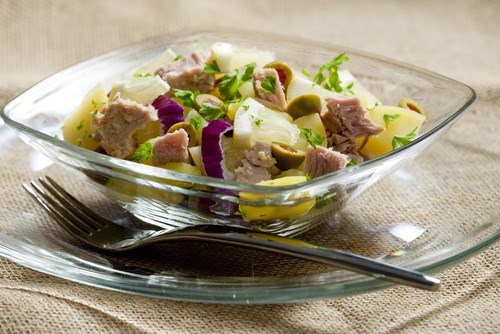 Картофельный салат с травами и анчоусами