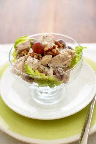 Теплый салат из курицы и винограда