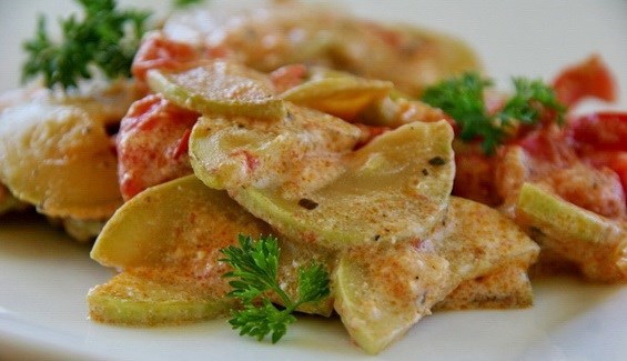 Тушенные в сметане кабачки с морковью