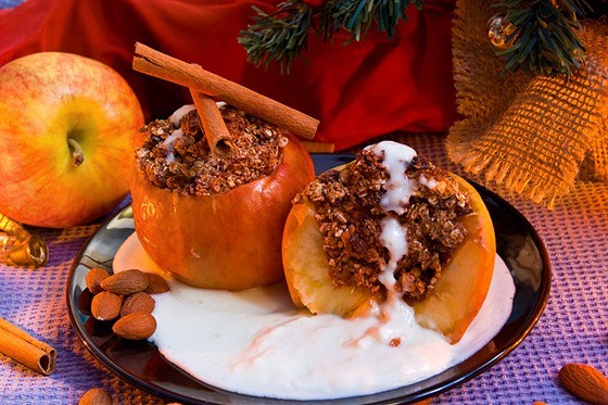 Яблоки, фаршированные рисом и орехами