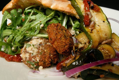 Пита с пряными мясными шариками, рукколой, майонезом с харис�ой и дольками картофеля