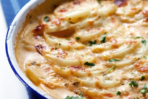 Запеканка из бекона, картофеля и моркови под сыром