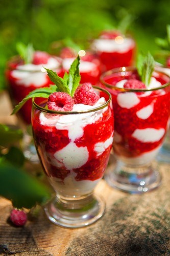 Десерт из малины с меренгами и ягодным пюре