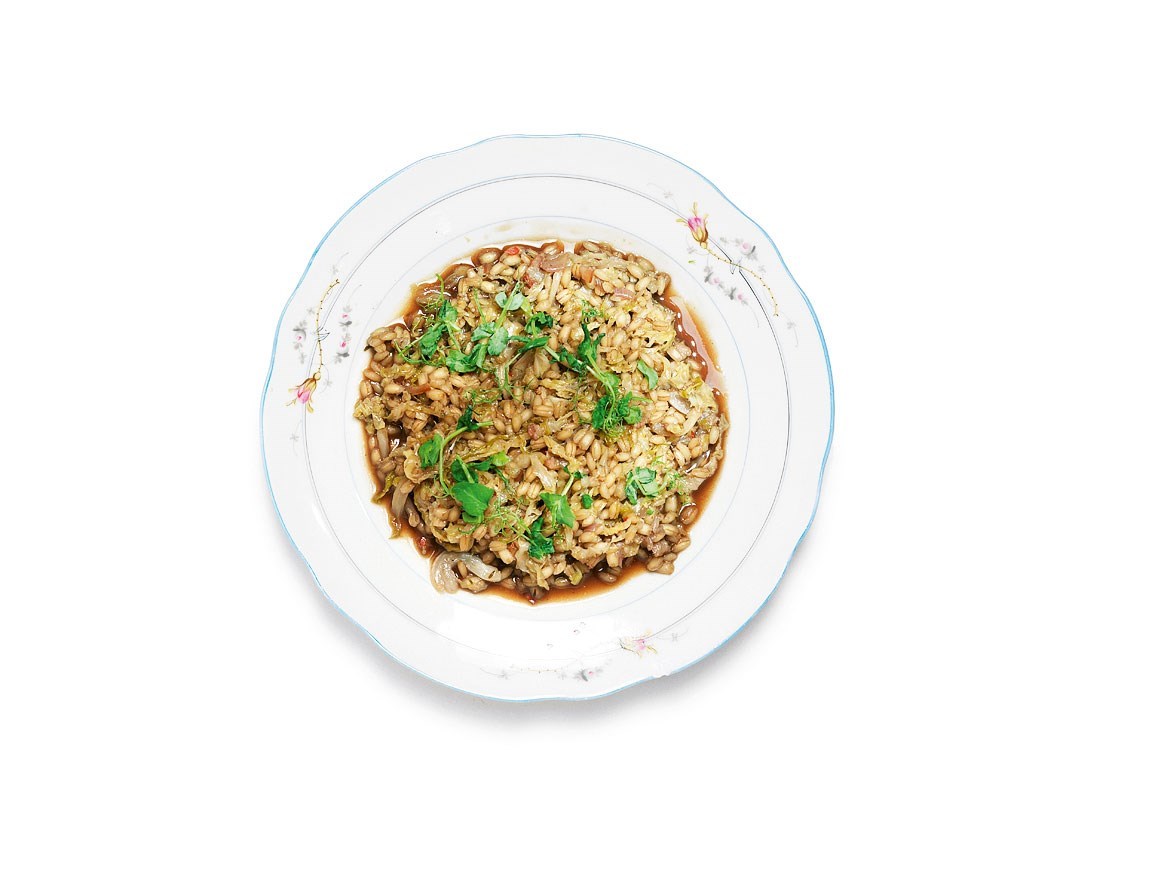 Перловка, томленая с гранатовым соусом и савойской капустой