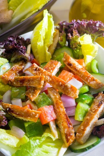 Салат из индейки с луком, перцем и кунжутом под медовым соусом