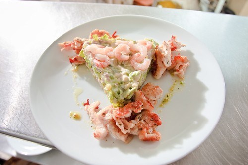 Салат из курицы с креветками, корнишонами, каперсами и зеленым горошком