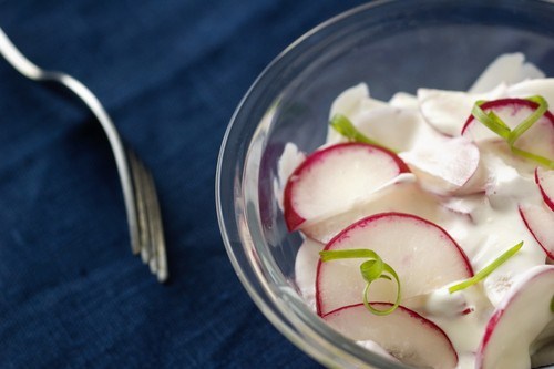 Салат из яблок и редиса с крабами