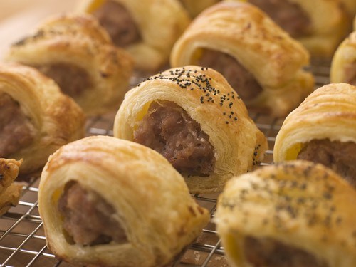 Сосиски в тесте с кунжутом и маком