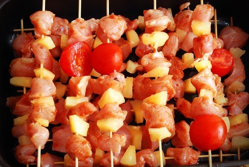 Говяжьи шашлыки по-гавайски с ананасами, красным перцем и луком