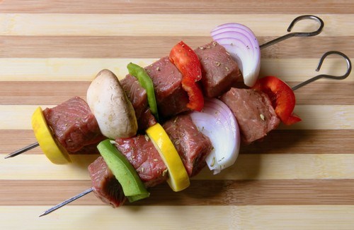 Маринованные говяжьи шашлыки с овощами и грибами