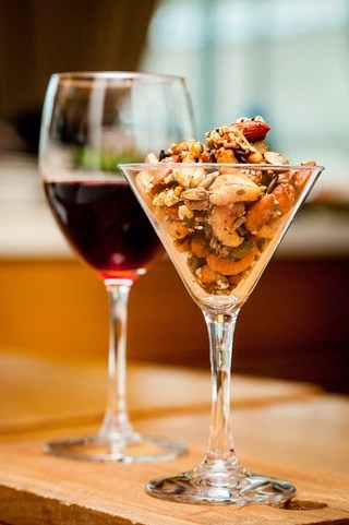 Пряные орехи с чесноком и имбирем