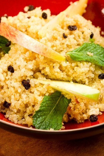 Салат из киноа, яблок и миндаля