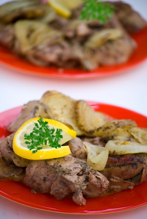 Маринованная куриная печень со сладким перцем, луком, чесноком и имбирем