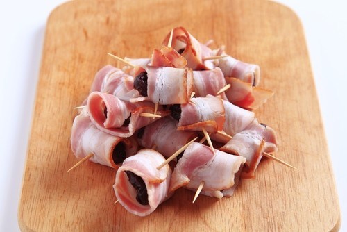 Рулетики из бекона с куриной печенью