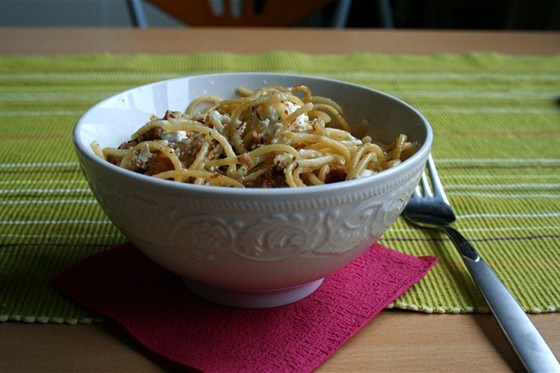 Теплый салат из лисичек, феты и пасты