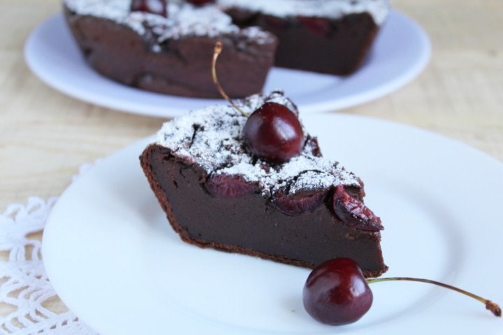 Шоколадный клафути с черешней и лимонной цедрой