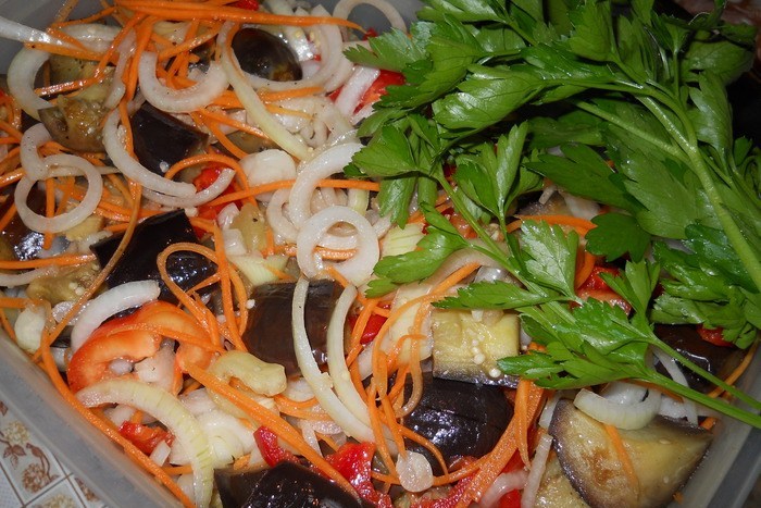 Баклажаны по-корейски с помидорами и болгарским перцем