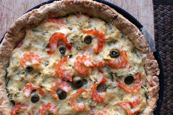 Киш с королевскими креветками и цукини
