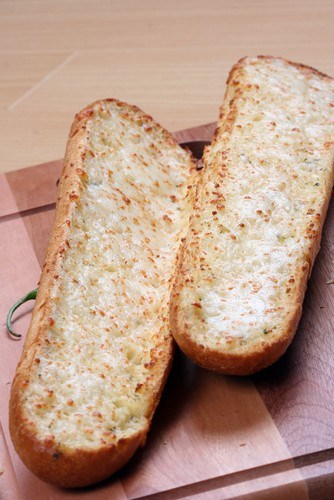 Чесночный хлеб со сливочным маслом