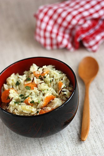Теплый салат из дикого риса, кураги и фисташек