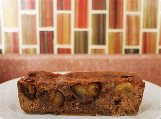 Пирог со сливой, изюмом и корицей