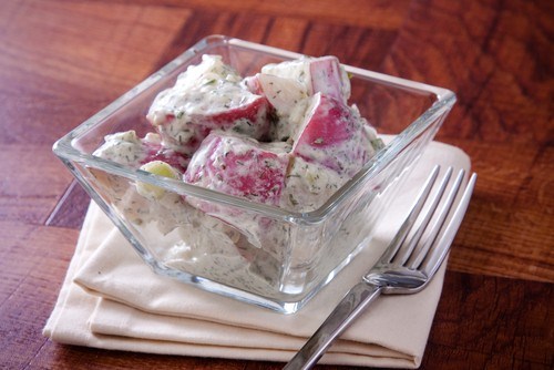 Салат из молодого картофеля с голубым сыром, беконом и зеленым луком