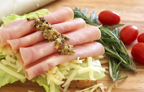 Ветчина с соусом из горчицы и петрушки