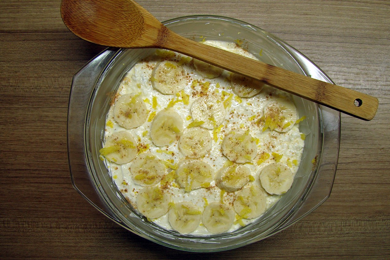 Творожная запеканка с бананом и изюмом