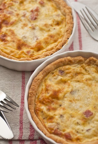 Французский сырный пирог с яблоками и ветчиной