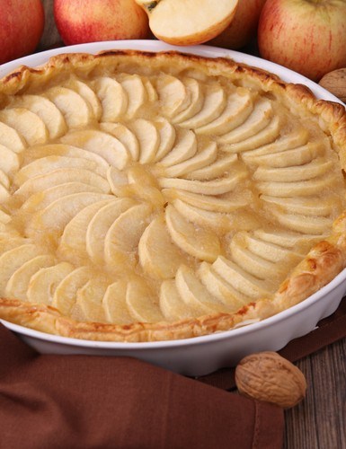 Открытый пирог с яблоками в карамели