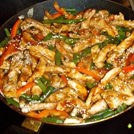 Теплый салат с курицей и стручковой фасолью