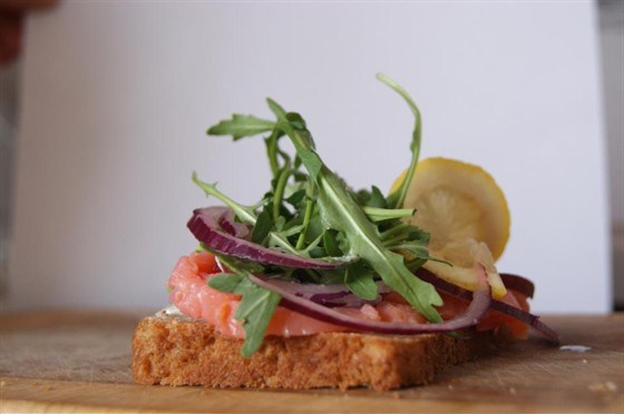 Датский открытый сэндвич (smørrebrød) с красной рыбой