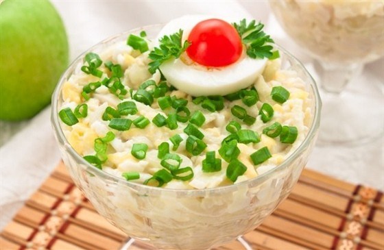 Салат с кальмарами, яблоками и сыром