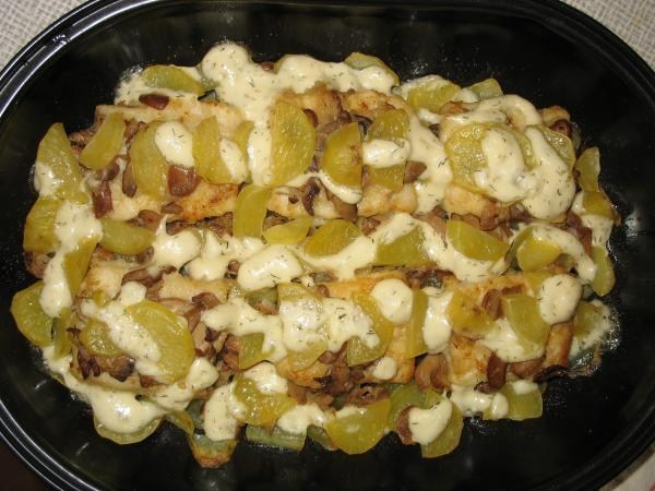 Картошка с курицей и грибами, запеченная в молоке
