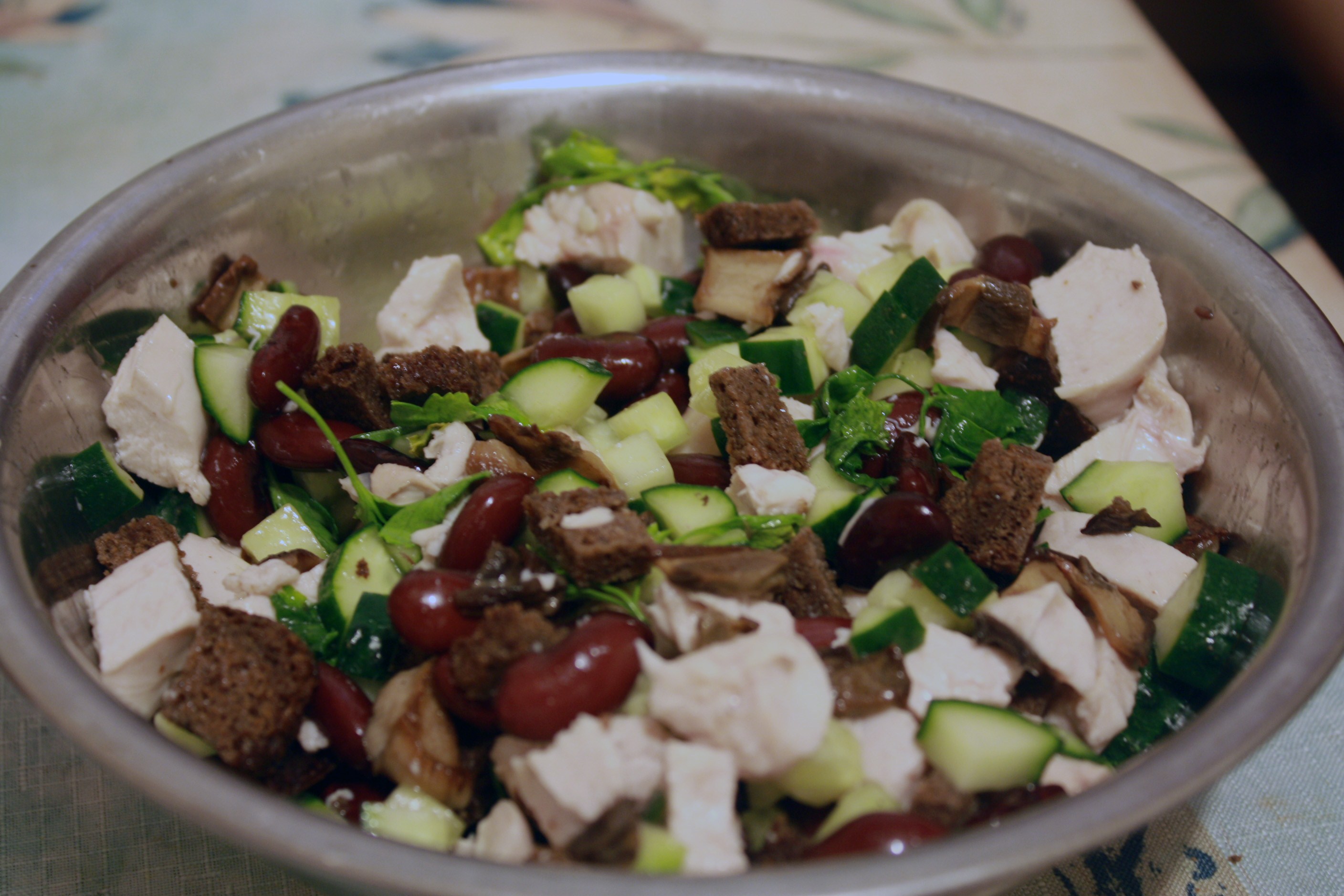Куриный салат с фасолью и грибами