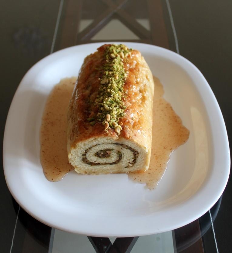 Рулет с ореховой начинкой, корицей и медовым сиропом