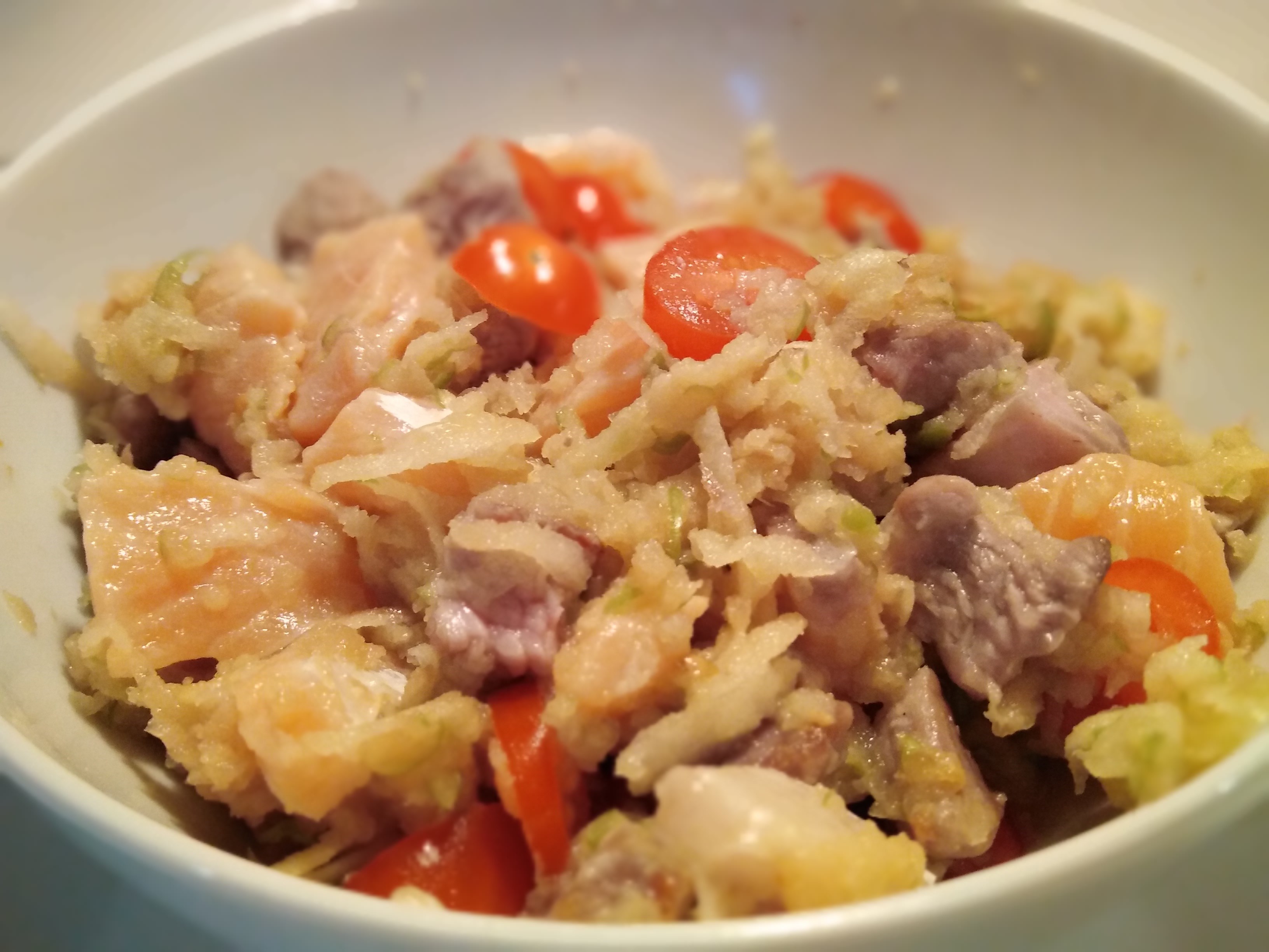 Салат с индейкой, семгой и яблоком