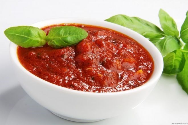 Томатный соус с луком, бальзамическим уксусом и перцем