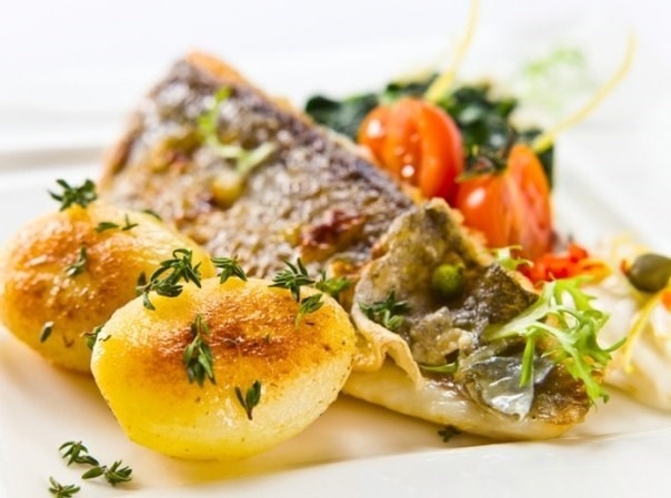 Жареный сибас с овощами