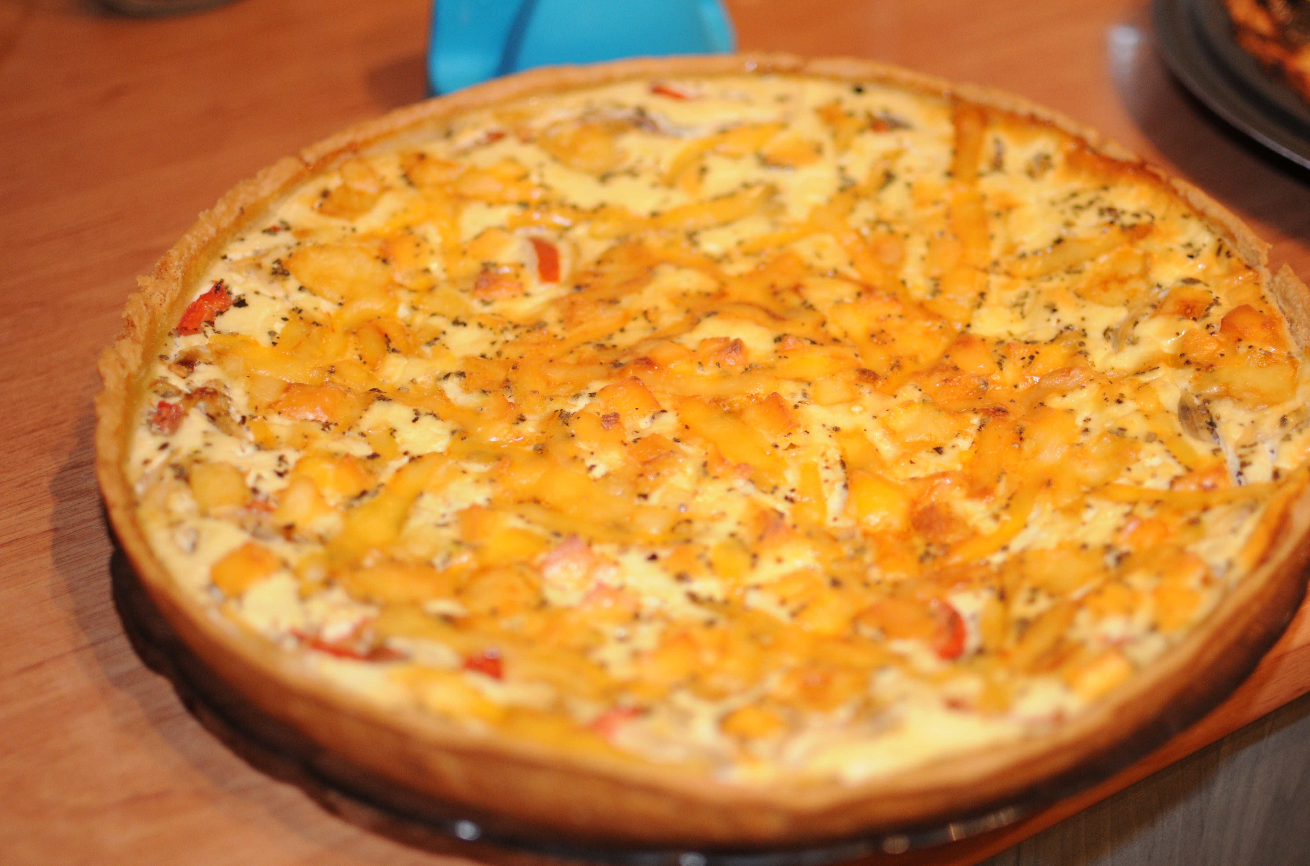 Киш с сыром, луком и томатами