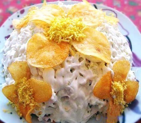 Слоеный грибной салат с ветчиной и чипсами