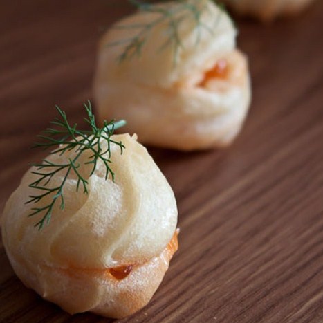 Профитроли с красной икрой и сливочным маслом