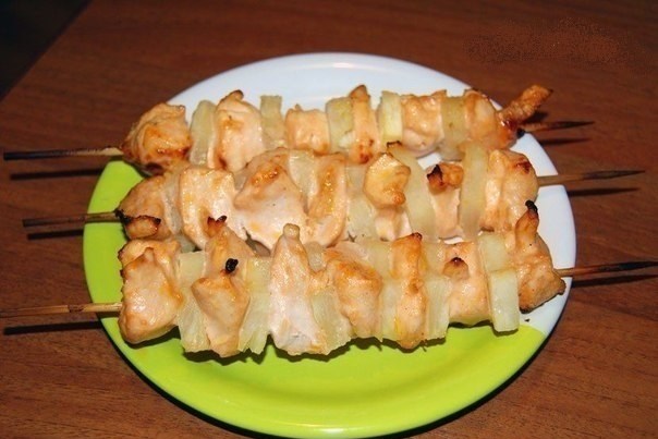 Куриные шашлычки с ананасами в духовке